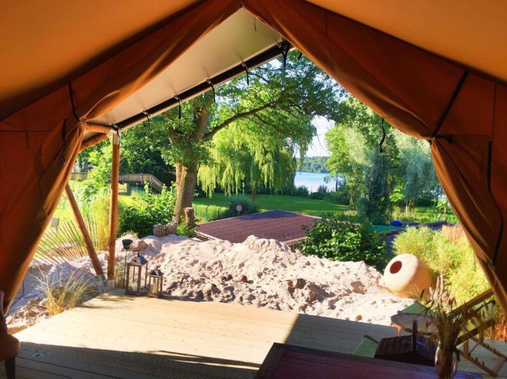 Great-Lake-Lodge-Spektakulaerer-Glampingurlaub-Am-Grossensee מראה חיצוני תמונה